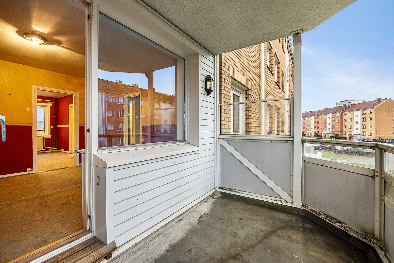 Balkongen er utstyrt med belysning og gir et hyggelig uteareal store deler av året. Galleribilde