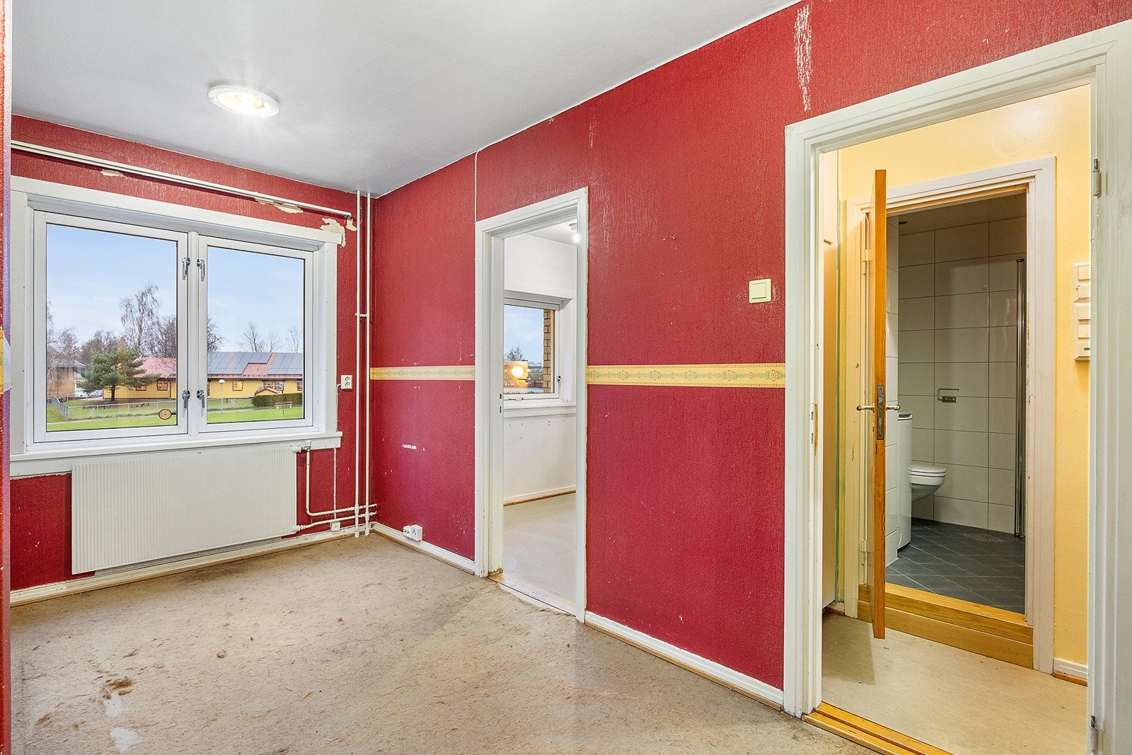 Fra entreen kommer du inn i en "spisestue" som fungerer som et naturlig bindeledd mellom boligens rom. Galleribilde