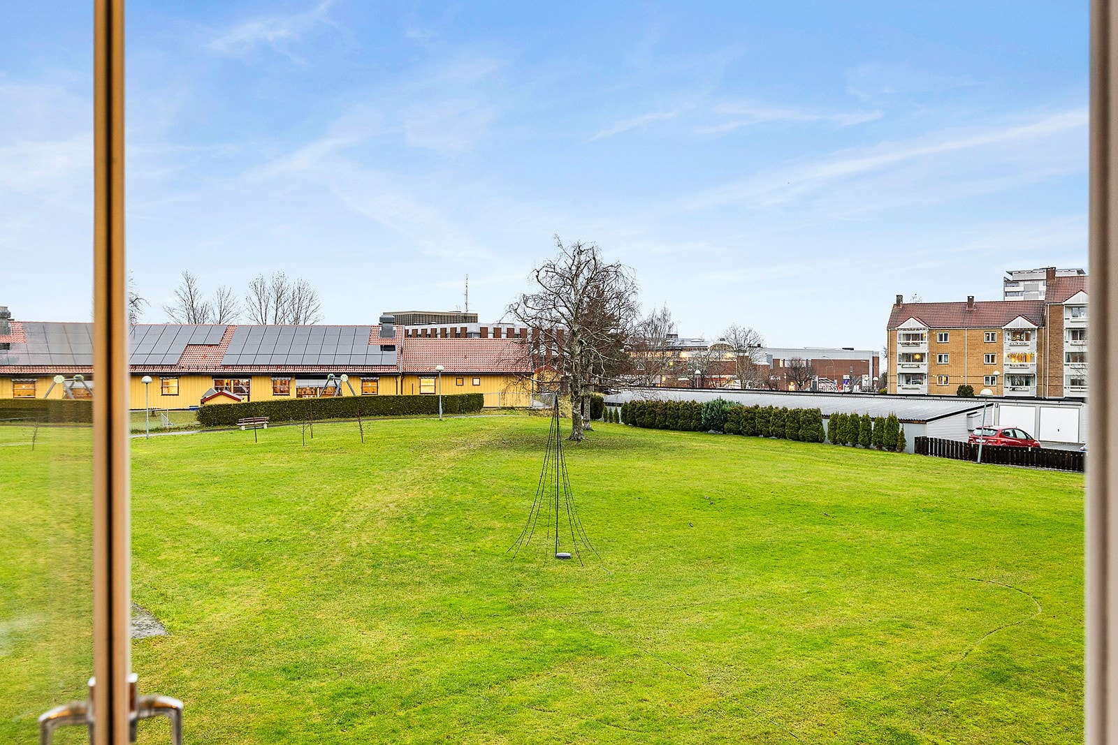 Utsyn mot fellesområde med pent opparbeidet gårdsrom. Galleribilde