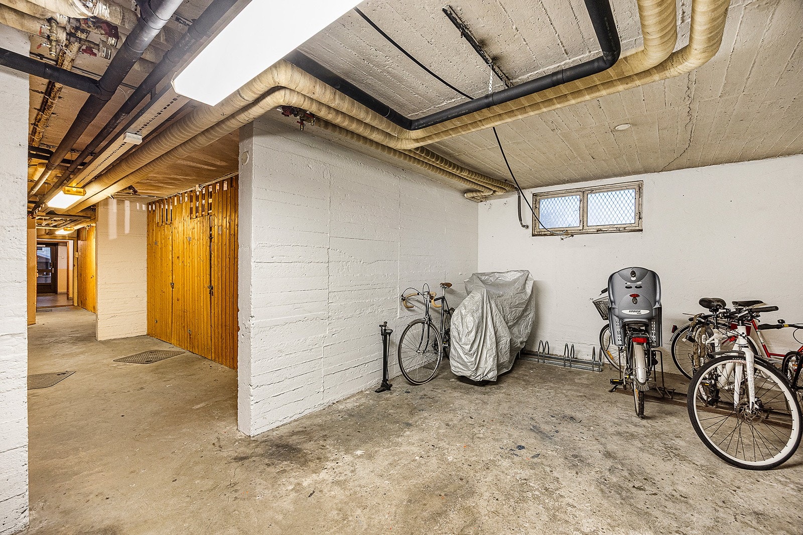 Boligen disponerer i tillegg to boder til lagring. Felles sportsbod for sykler og barnevogner. Galleribilde