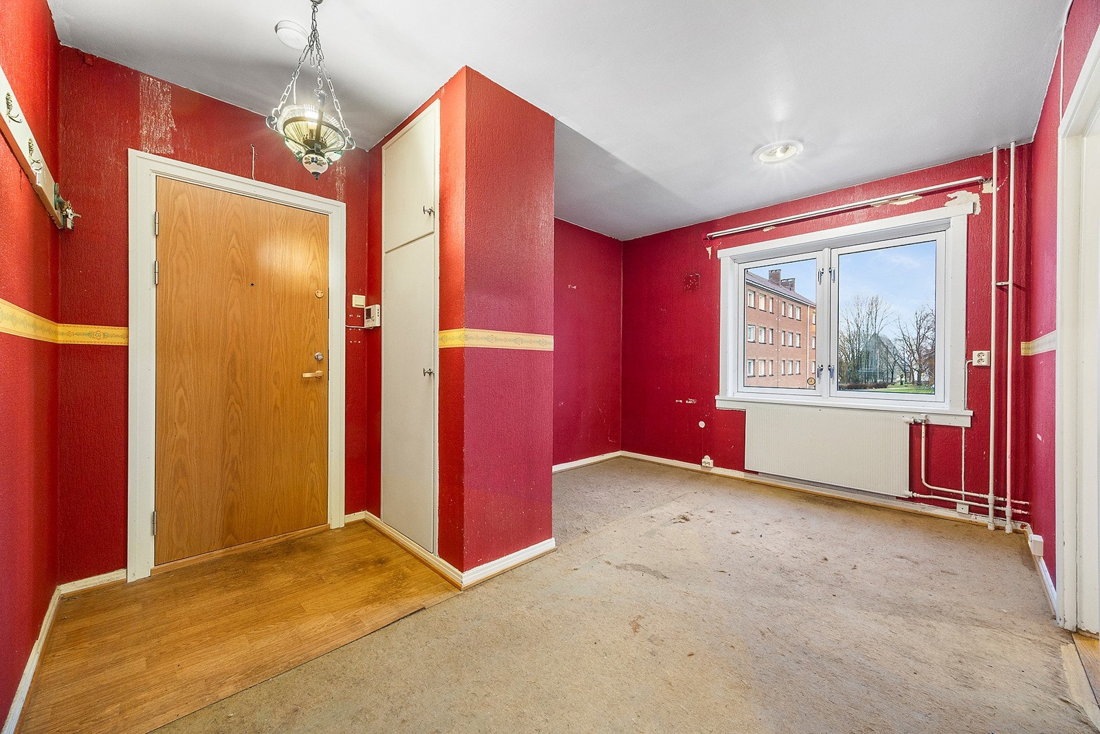 Plassbygd garderobeskap i entré med plass til både yttertøy og sko. Dørcallinganlegg med åpner. Galleribilde