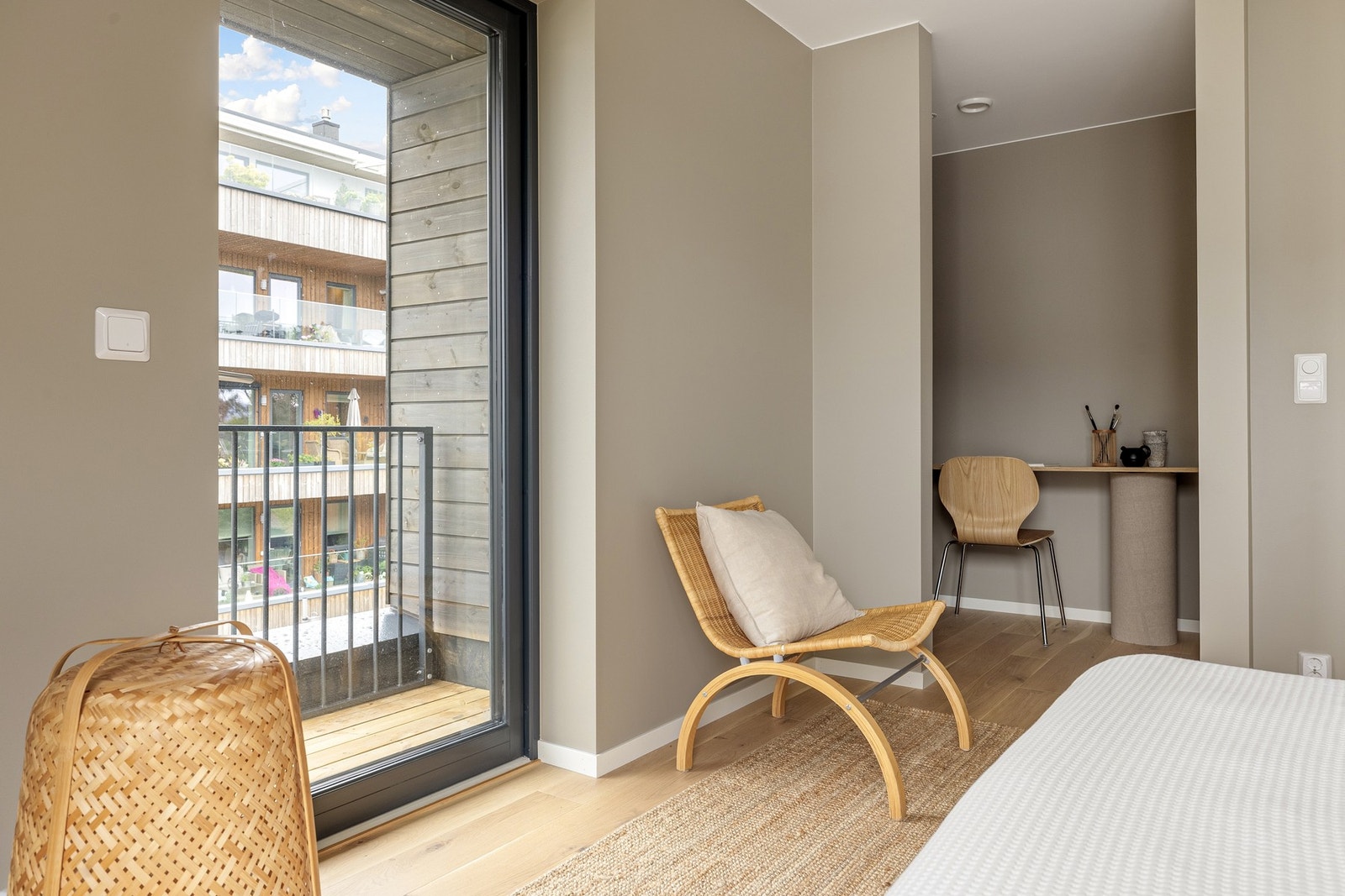 Soverommet er i tilknytning til et walk-in closet med god plass til garderobeinnredning. Galleribilde