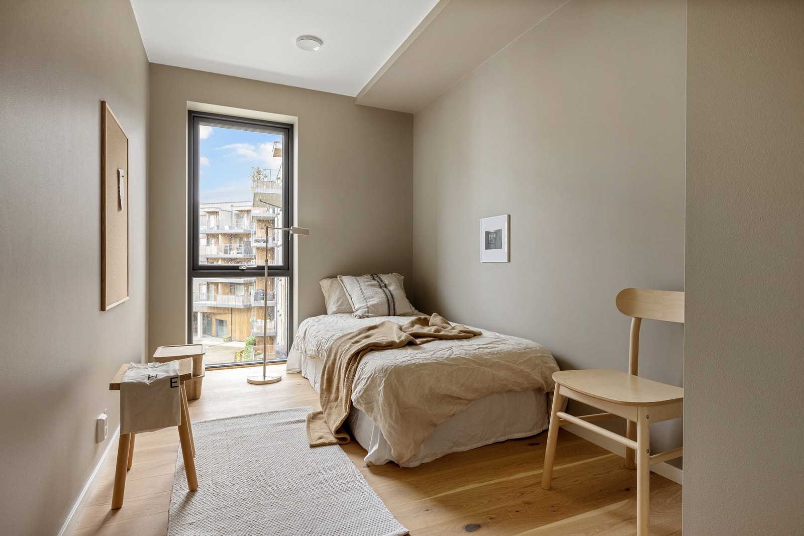 Det andre soverommet er også av god størrelse med plass til seng, nattbord og garderobe. Galleribilde