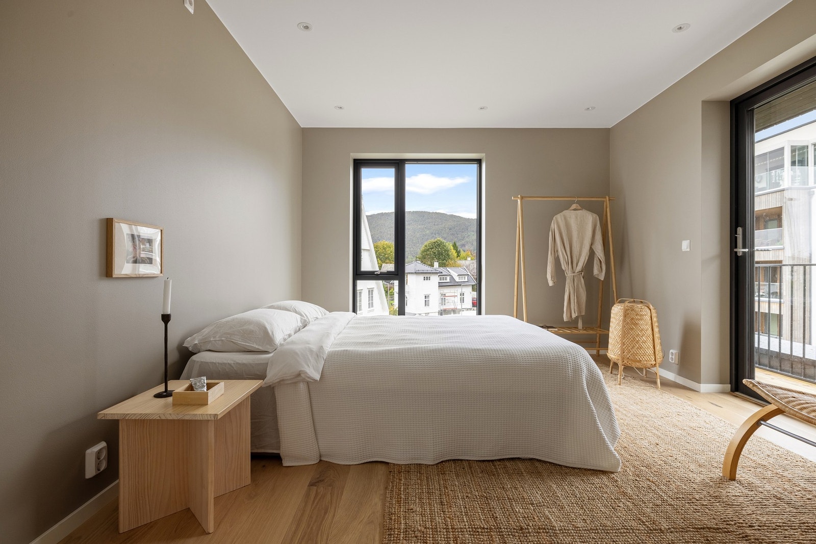 Hovedsoverommet er av svært god størrelse med plass til en stor seng med nattbord på hver side. Galleribilde