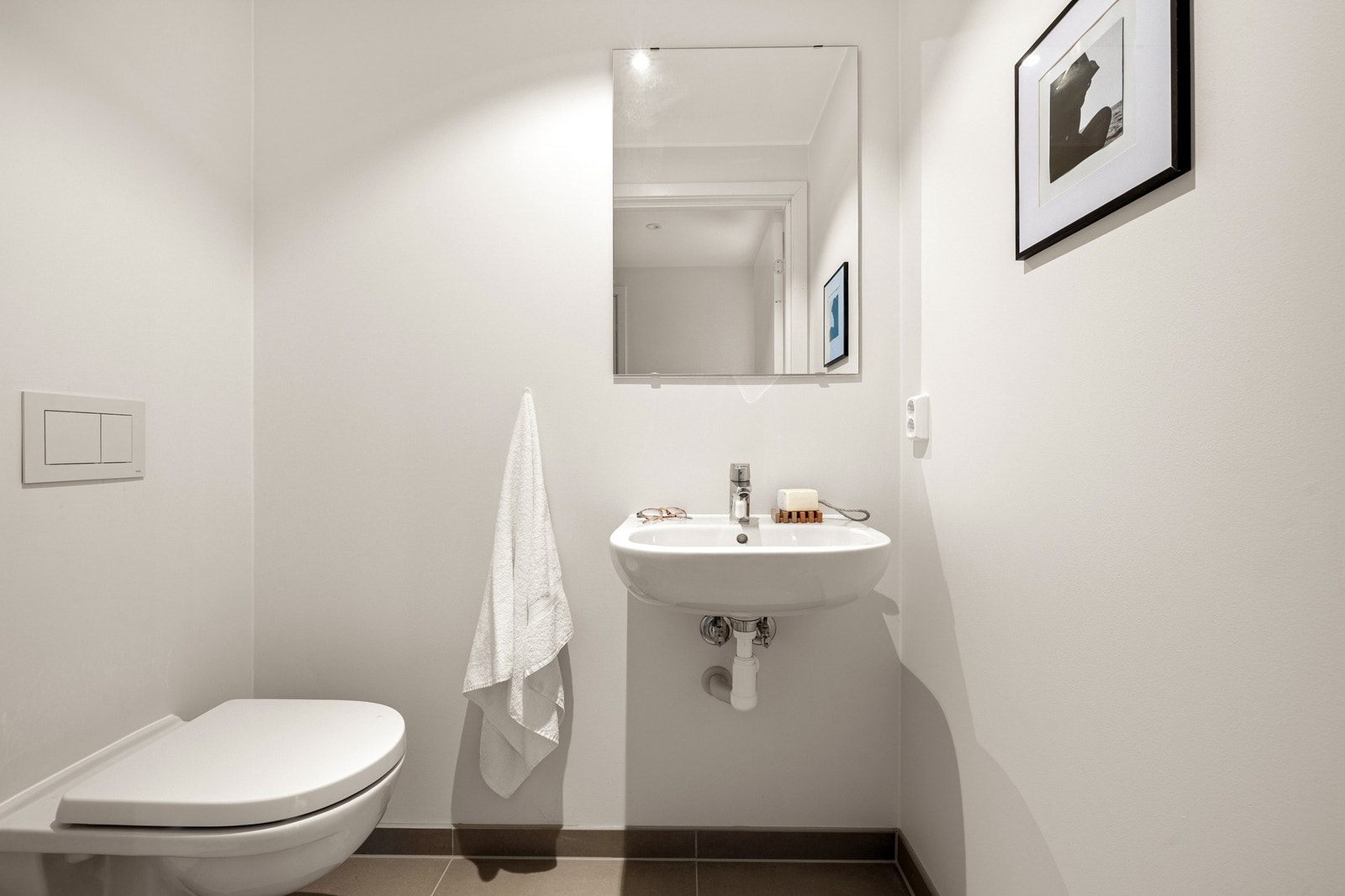 Toalettrommet er fliselagt med samme, mørke 60x60 fliser som på bad. Perfekt for gjester! Galleribilde