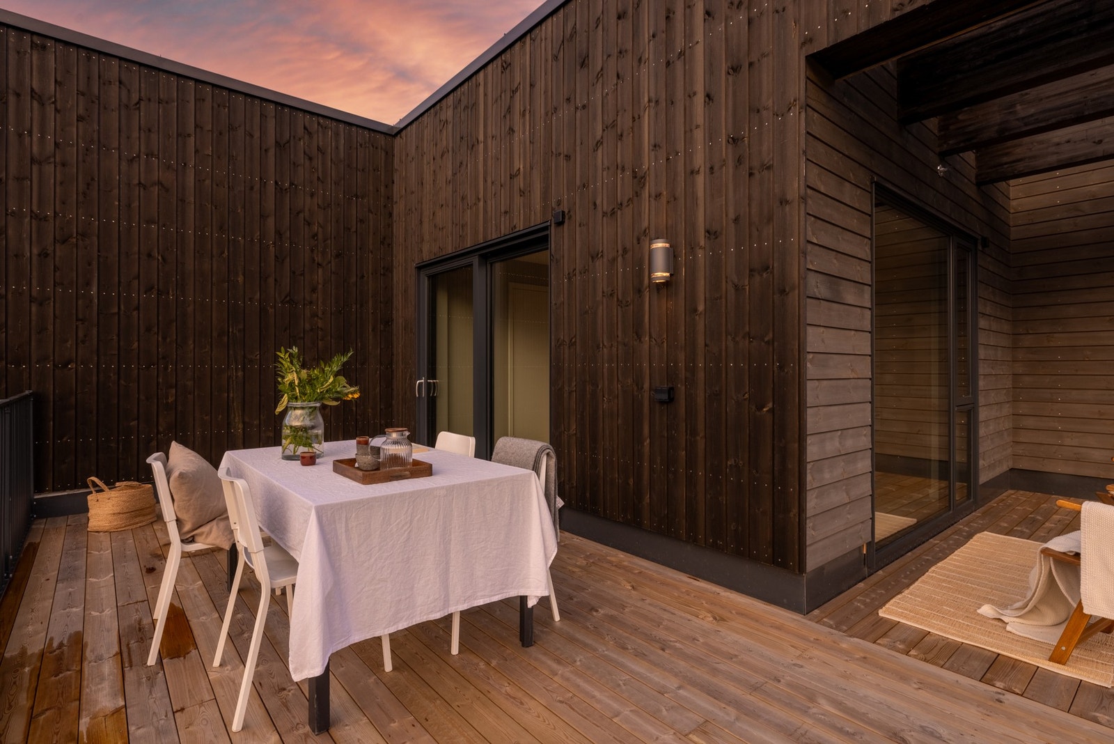 Siden terrassen går rundt leilighetens to yttervegger er det optimale solforhold. Galleribilde