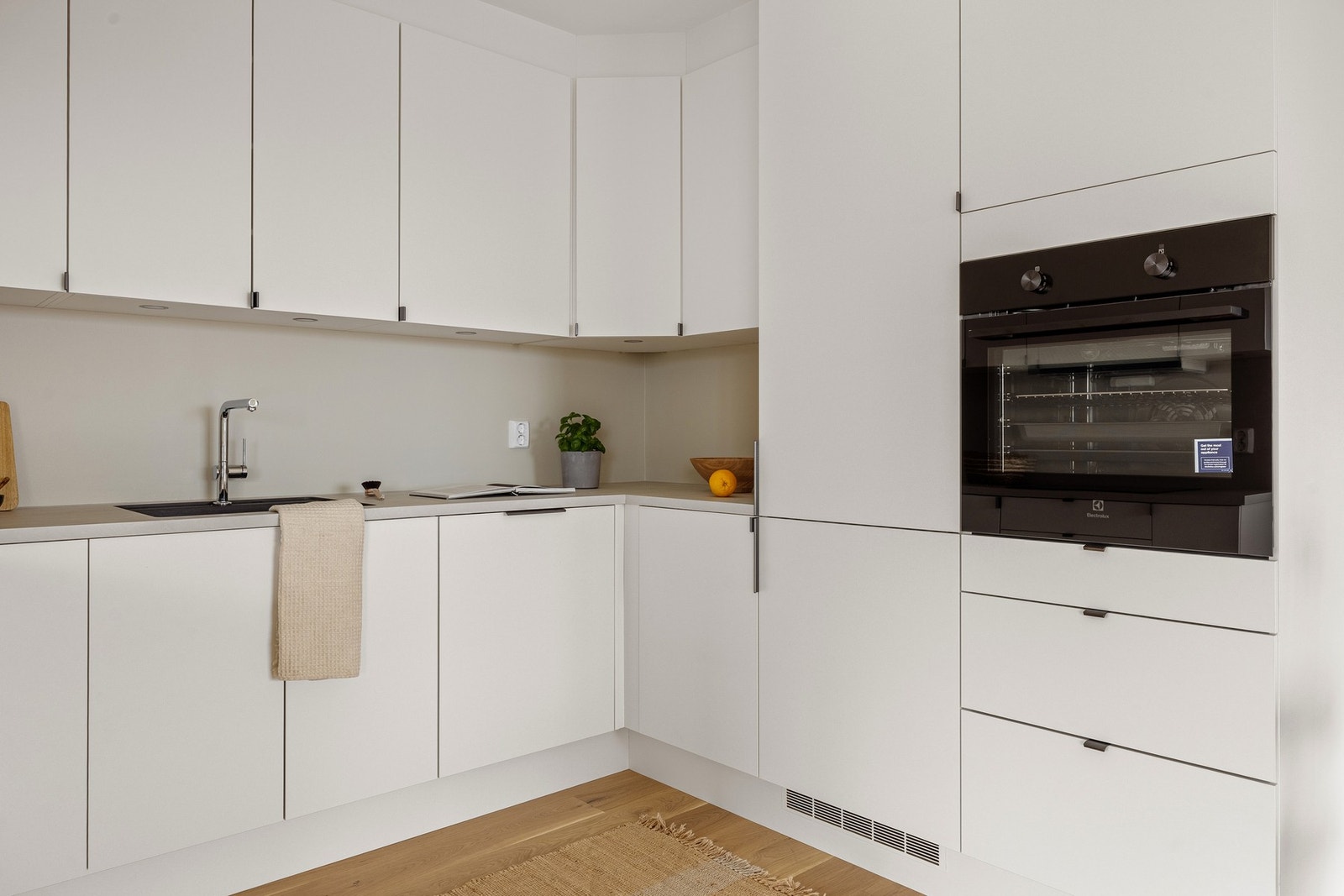 Her er det godt med oppbevaringsplass i skuffer og skap, samt arbeidsplass på benkeplaten. Galleribilde