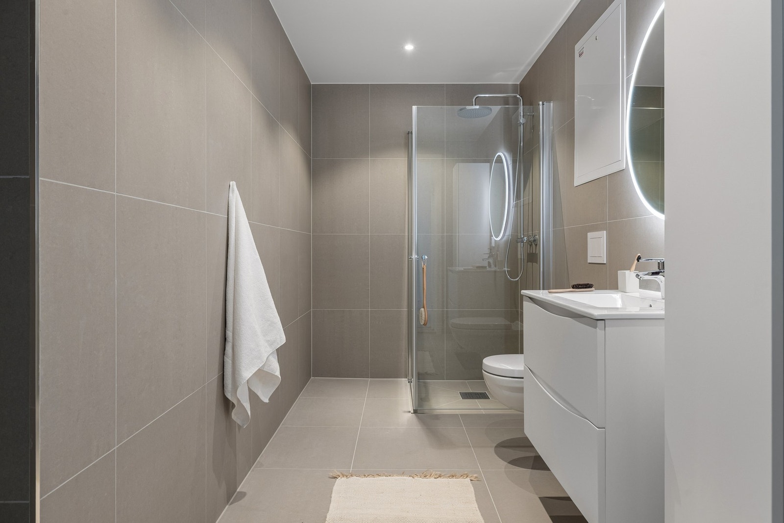 Badet er helfliset med lekre 60x60 fliser med underliggende varmekabler i gulv, og innfelte spotlights i himling. Galleribilde