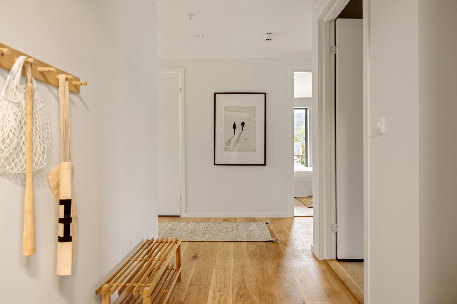 I gangen og entréen er det god plass til oppbevaringsløsninger til yttertøy og sko. Galleribilde