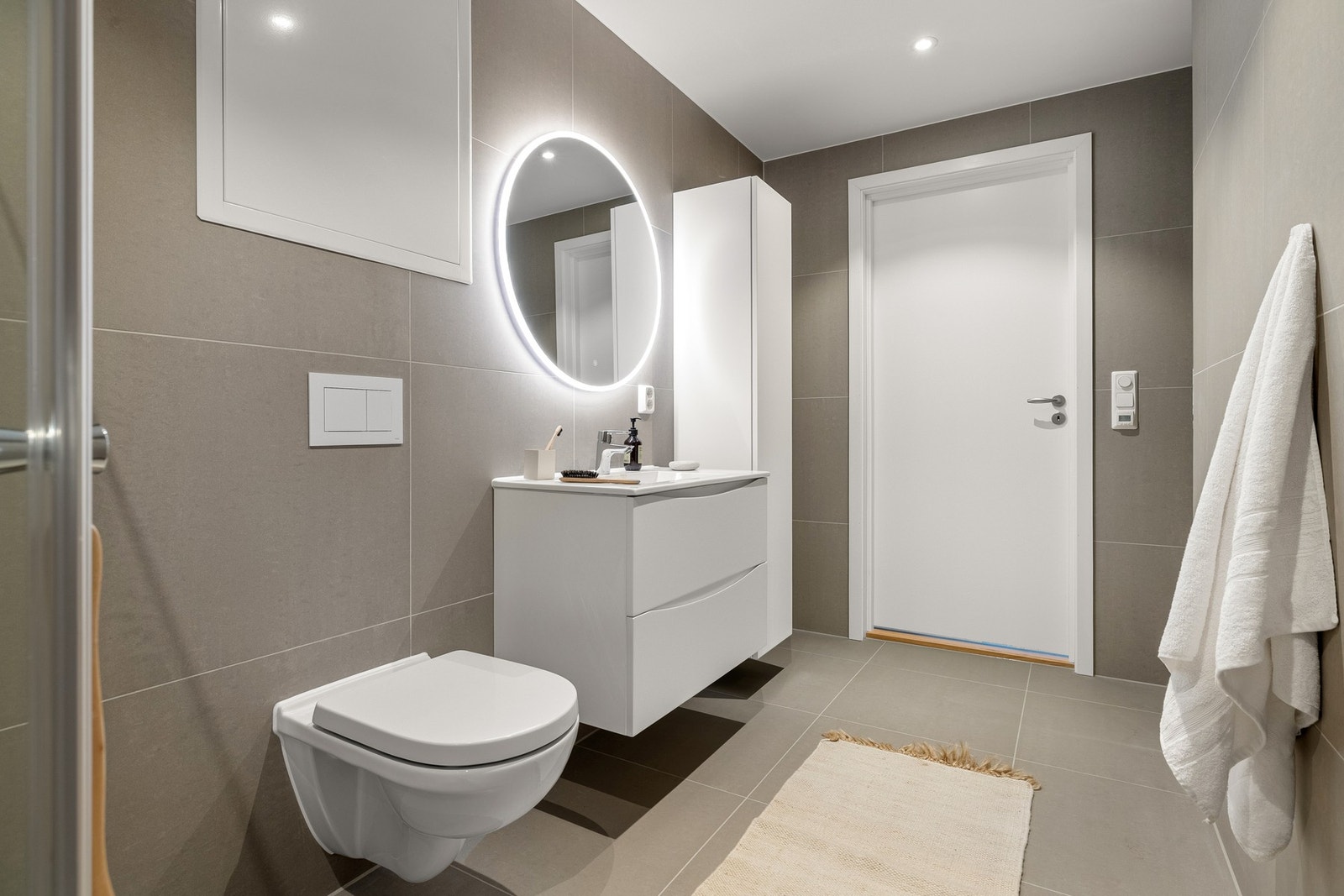 Badet har også en nisje like ved døren med opplegg for vaskemaskin og plass til tørketrommel i tårn. Galleribilde