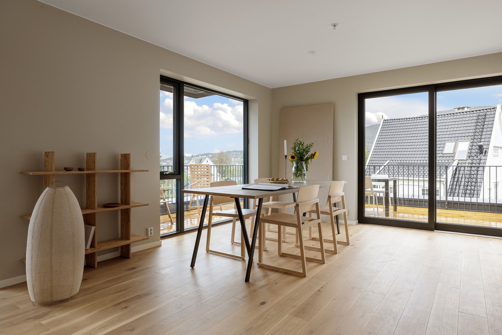 Rommet har store vindusflater som slipper inn godt med naturlig lys. Galleribilde