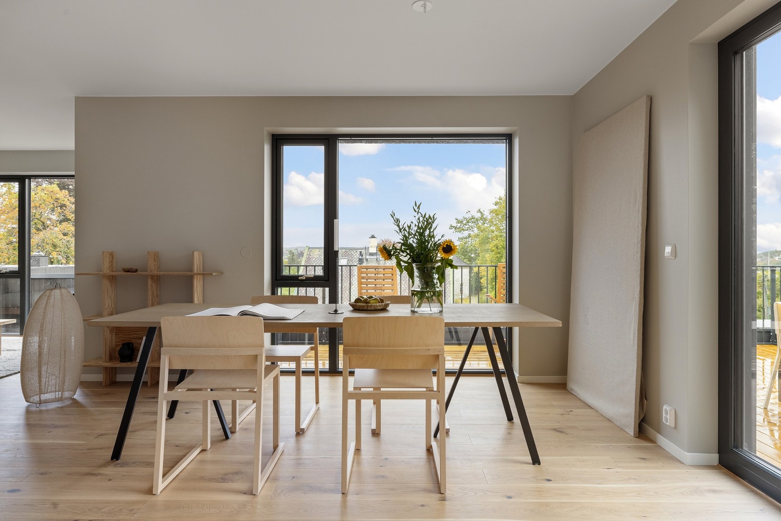 Vi beveger oss inn i leilighetens åpne stue- og kjøkkenløsning. Galleribilde