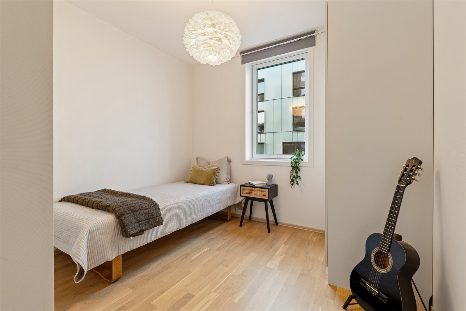 Soverom 2, utstyrt med to garderobeskap Galleribilde