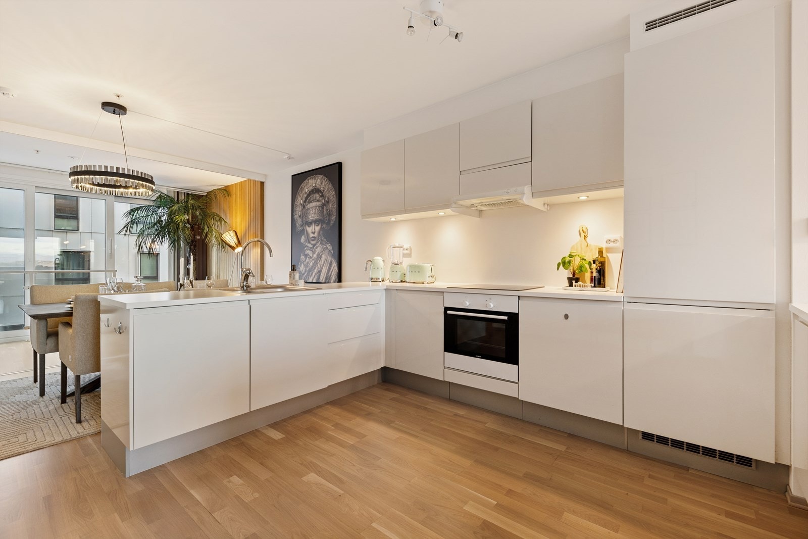 God skap- og benkeplass på kjøkkenet Galleribilde