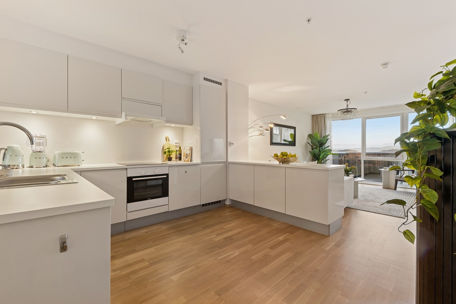 Stilren kjøkkeninnredning fra HTH med integrerte hvitevarer Galleribilde