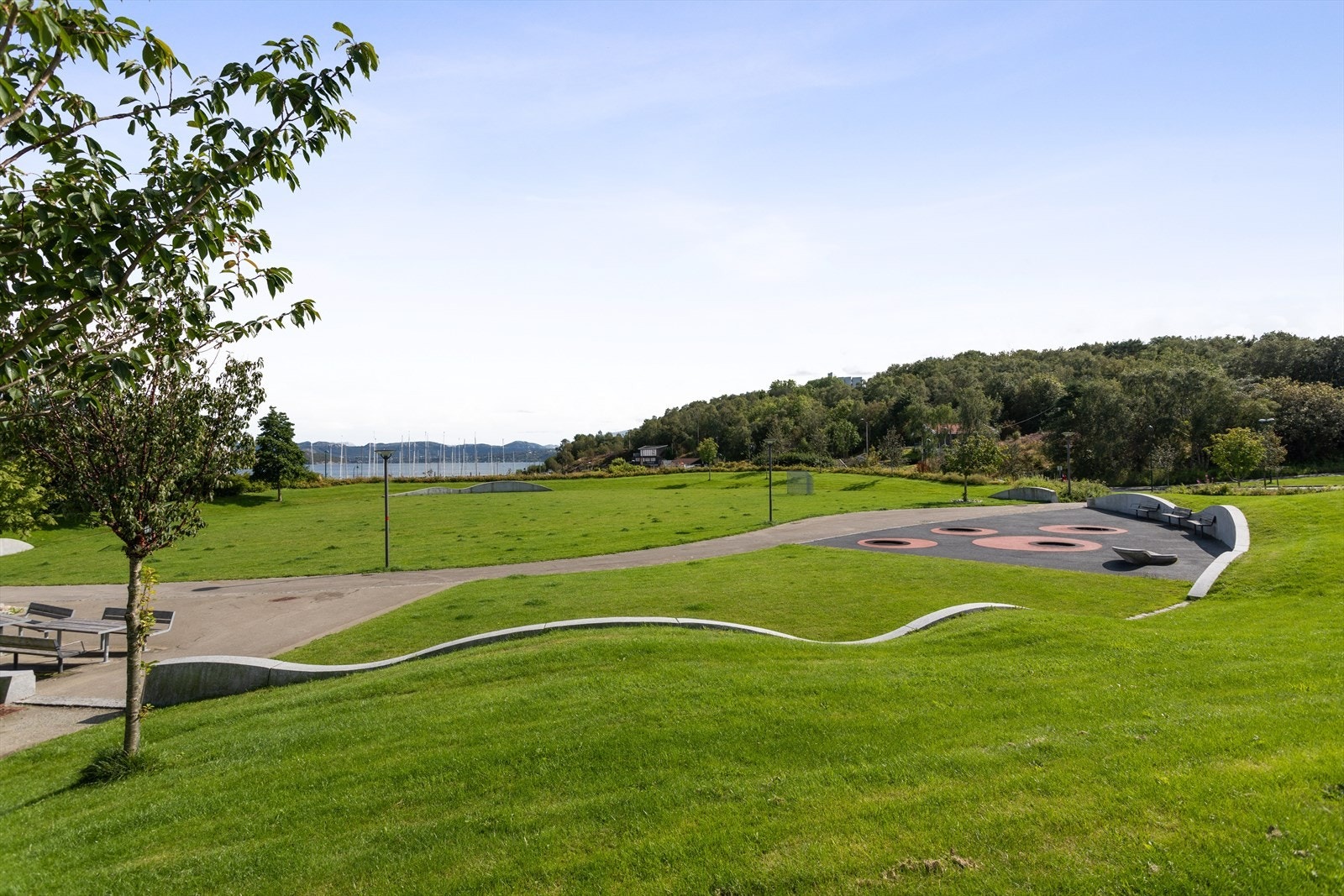 I andre retningen finner man Lervig brygge med flotte parkområder og båthavn Galleribilde