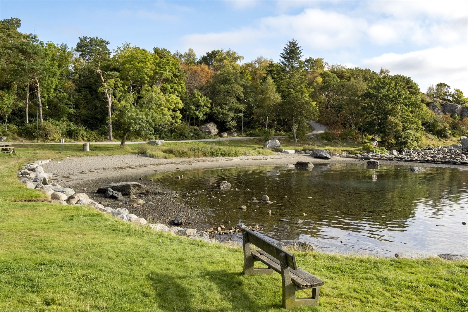 Turvei langs sjøen helt fra leiligheten til Hillevågsvannet, med badestrender og parkområder Galleribilde