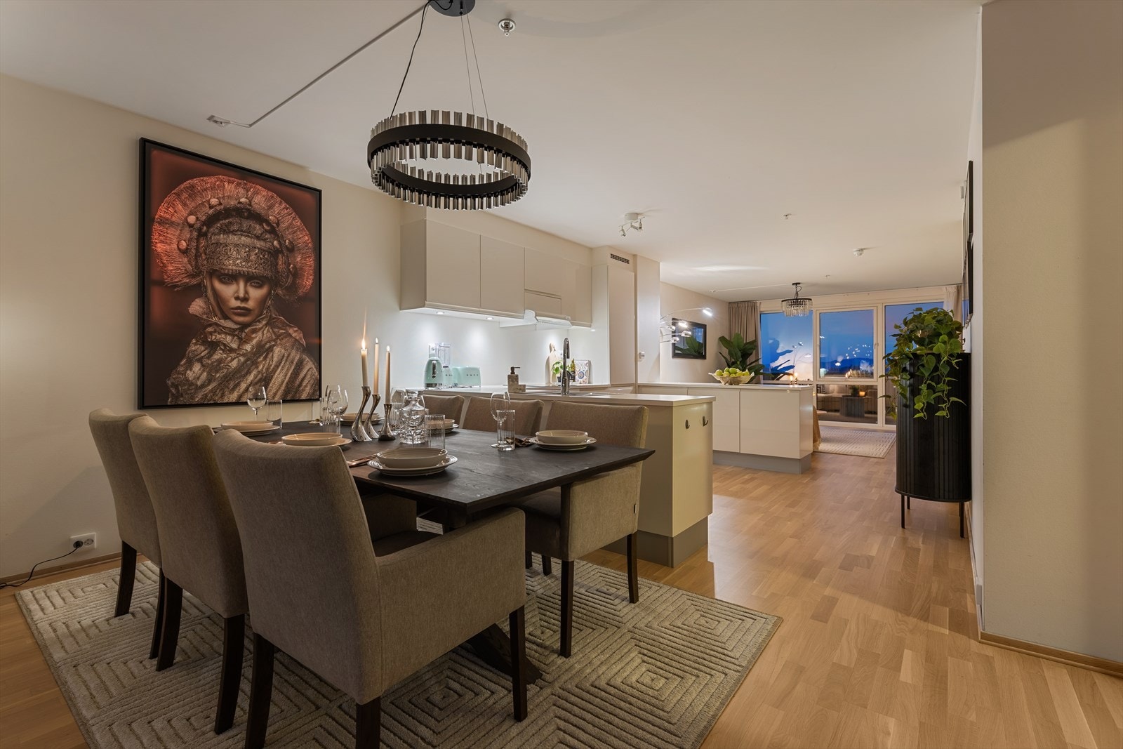 Leiligheten er fra 2014 og holder gjennomgående god standard, med parkett på gulv, lyse, slette flater og store vinduer Galleribilde