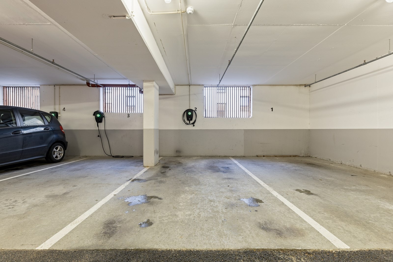 Fast p-plass i lukket anlegg med elbil-lader Galleribilde