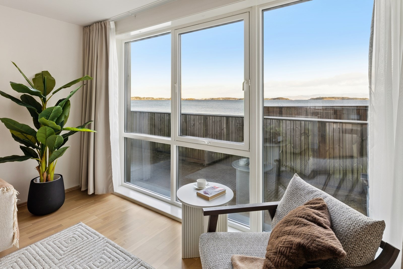 Nydelig utsikt mot fjorden fra stuen Galleribilde