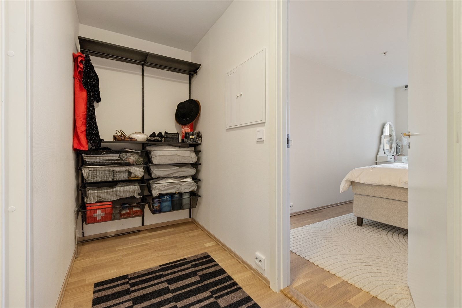 Tilhørende walk-in-closet/bod i forbindelse med hovedsoverommet og videre tilgang til badet Galleribilde