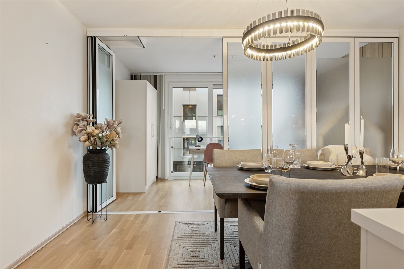 Glassvegg som kan dele av mellom hagestue og spisestue ved behov Galleribilde