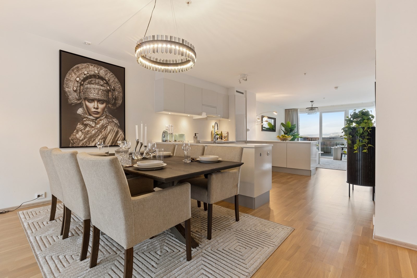 Plass til spisebord i forbindelse med kjøkkenet Galleribilde