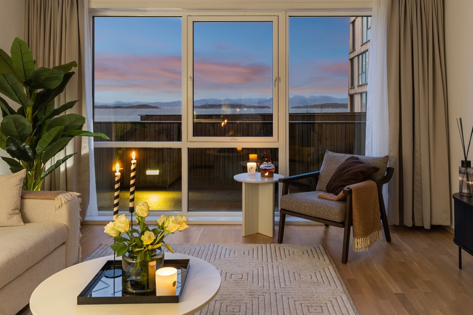 Leiligheten ligger helt i sjøkanten og byr på en flott utsikt mot fjord og fjell Galleribilde