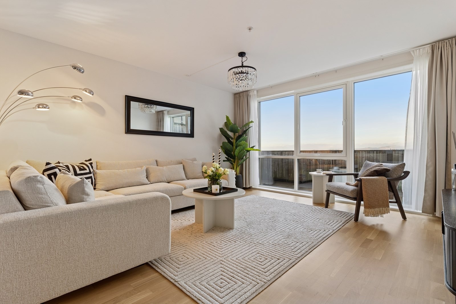 Leiligheten er utstyrt med vannbåren fjernvarme med gulvvarme på bad og viftekonvektor i stue Galleribilde