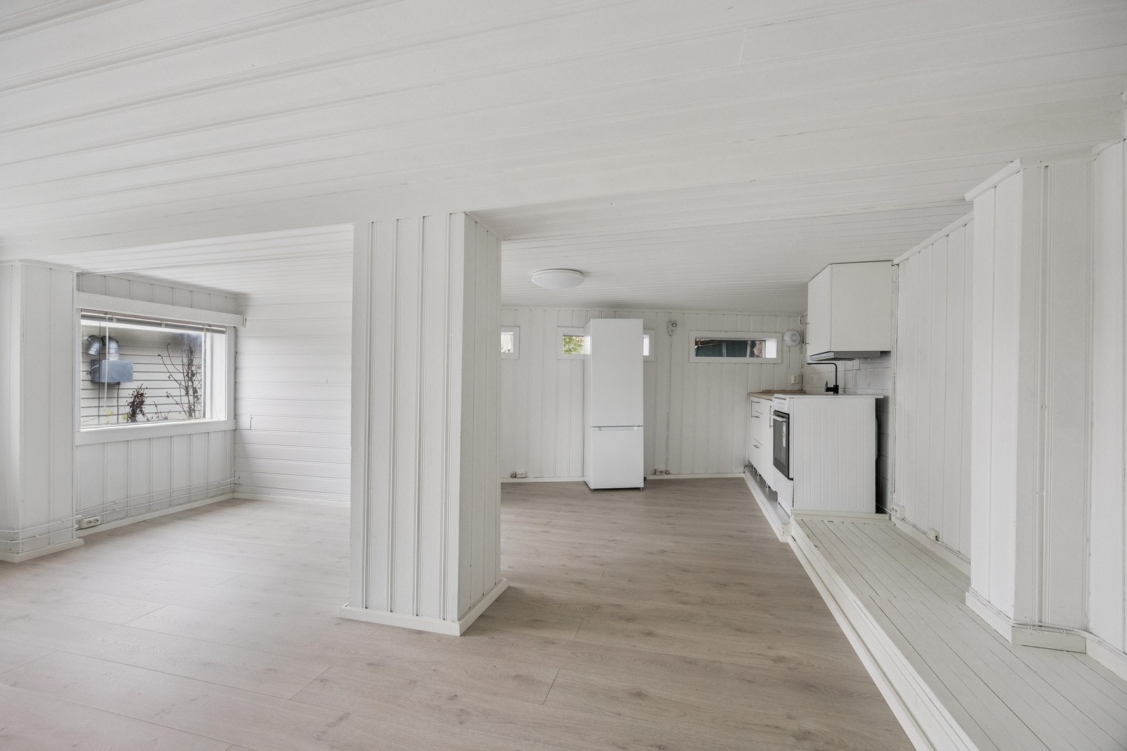 Det er stue med åpen kjøkkenløsning. Galleribilde