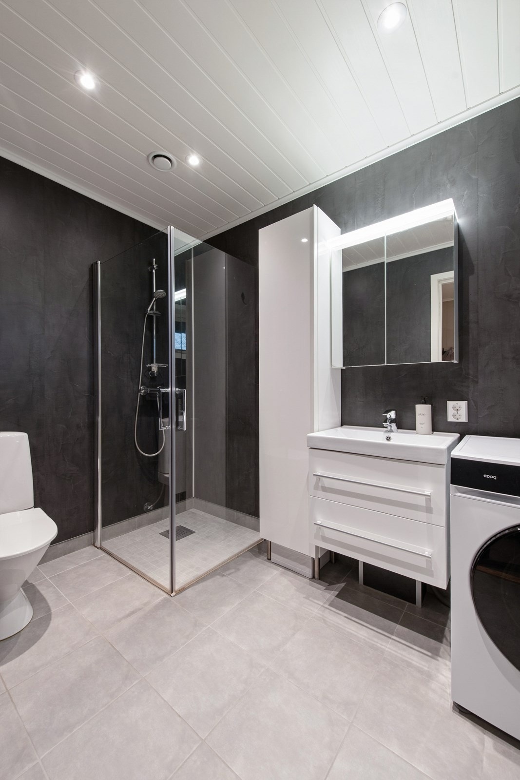 Praktisk og romslig bad med opplegg til vaskemaskin. Galleribilde