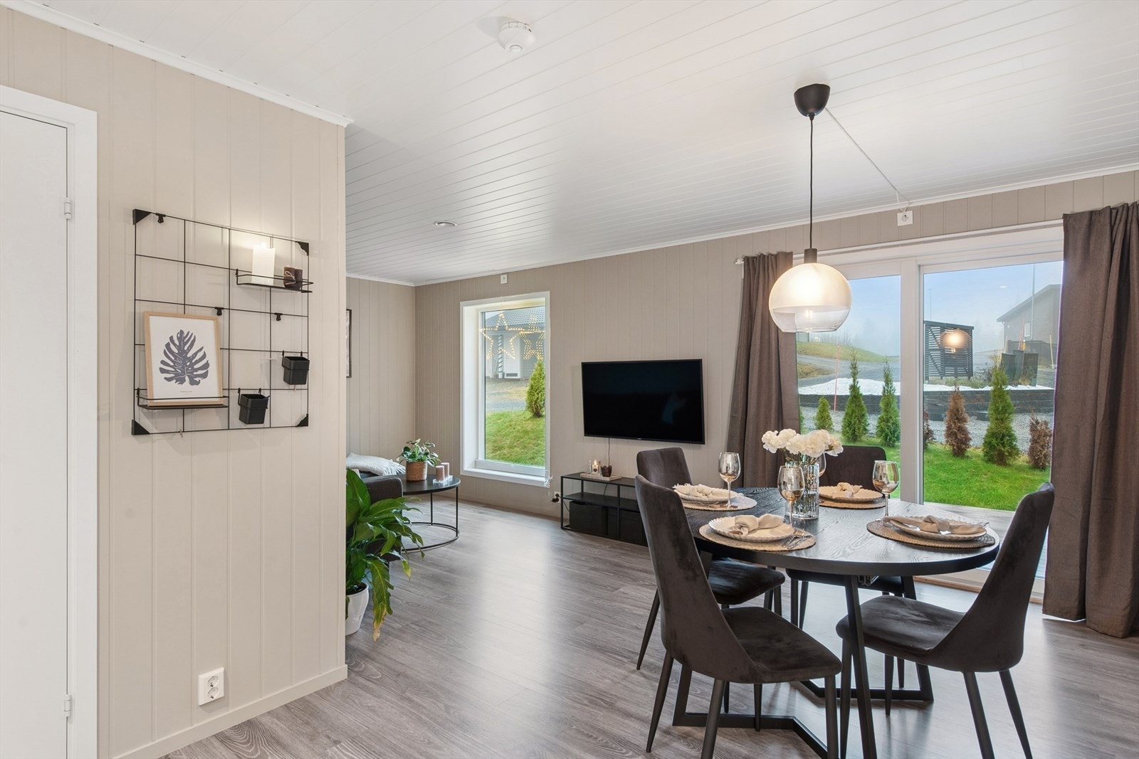 De store vindusflatene gitr rikelig med belysning og utsyn. Galleribilde