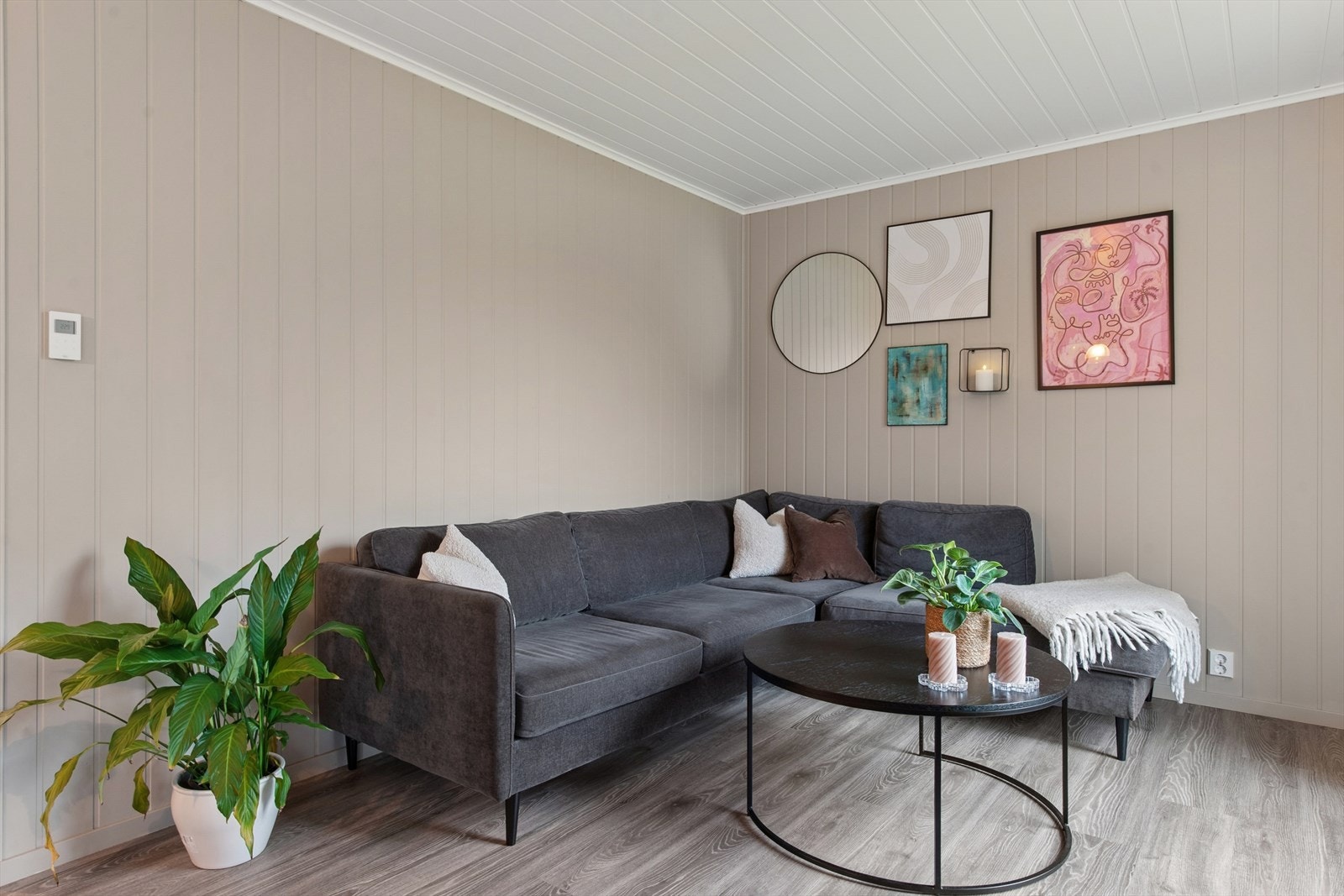 Leiligheten er en halvpart av tomannsbolig og inneholder stue, kjøkken, gang og to soverom. Galleribilde