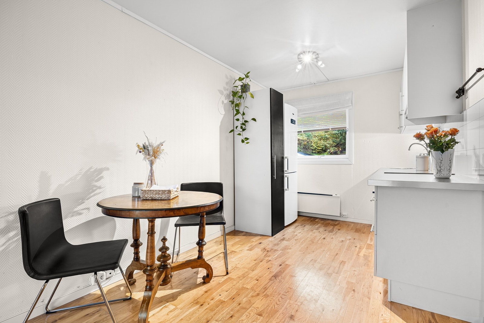 Praktisk kjøkken med god lagringskapasitet i skuffer og skap. Galleribilde