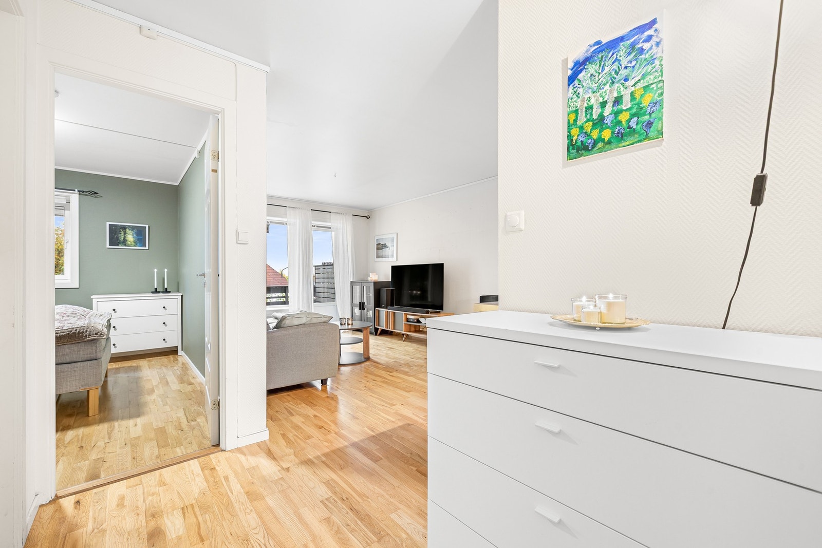 Entré på 1,9 kvm samt en liten gang med plass til oppbevaringsmøblement. Galleribilde