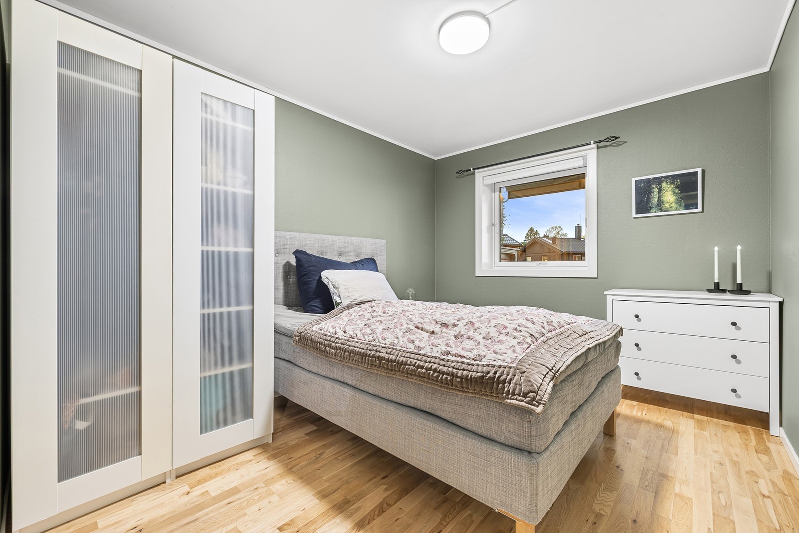 Soverommet er på 10 kvm og har god plass til dobbeltseng og garderobeskap. Galleribilde