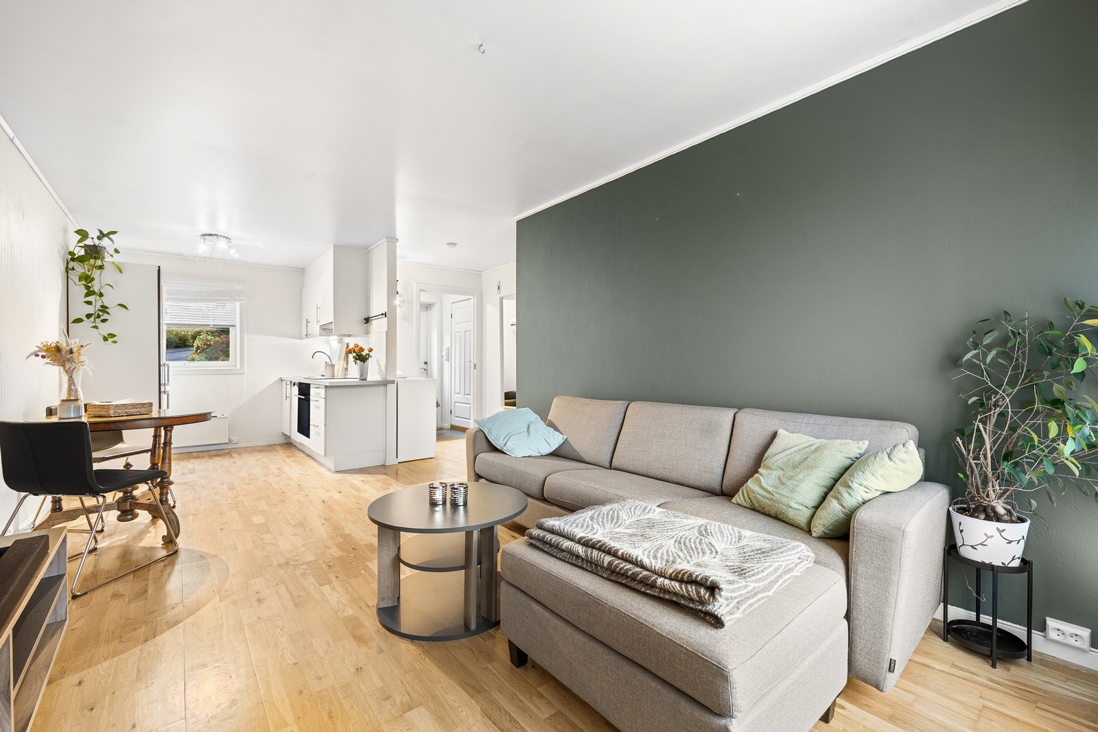 Det er god plass til sofaseksjon med tilhørende TV-møblement. Galleribilde