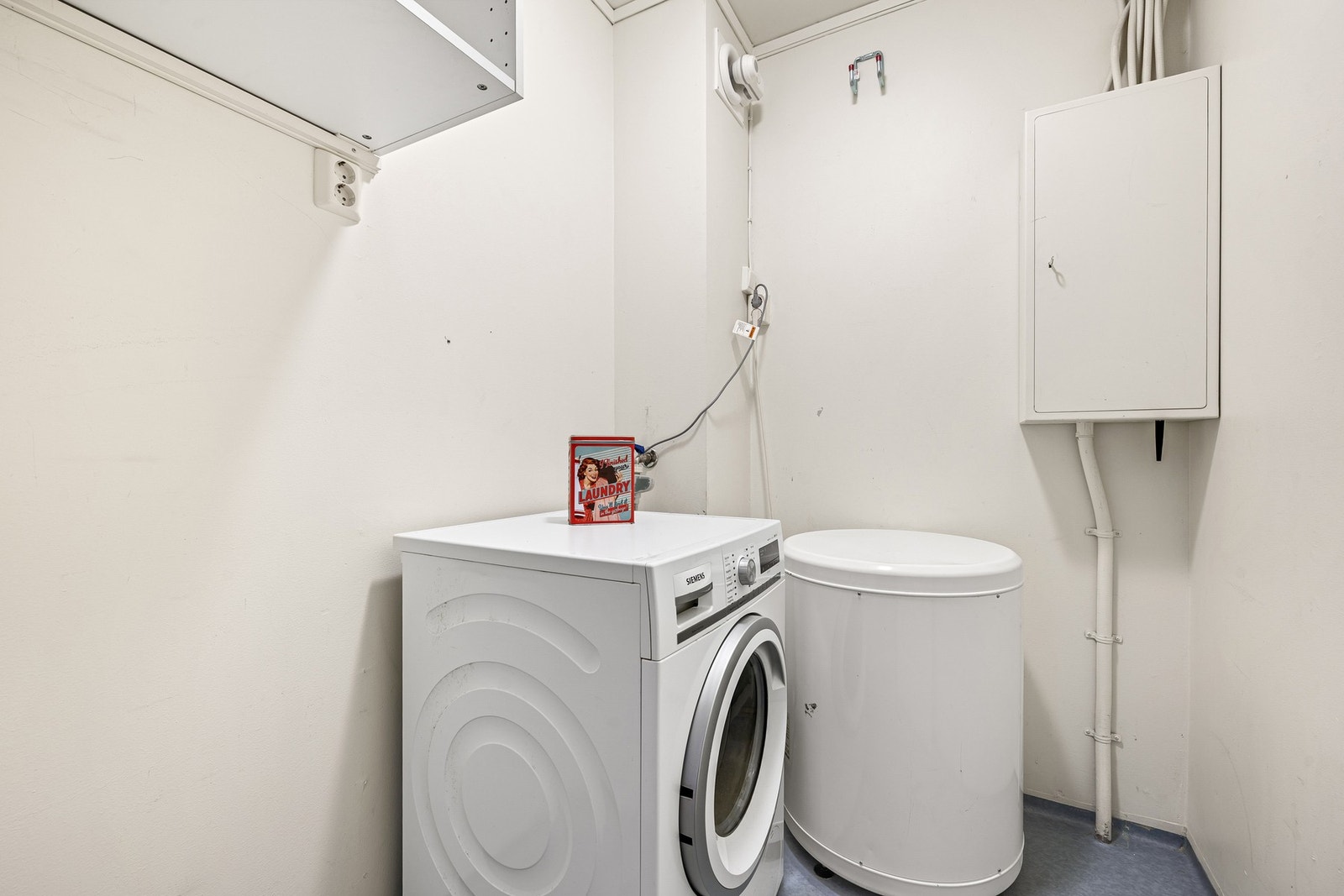 Separat vaskerom med varmtvannstank og opplegg for vaskemaskin. Galleribilde