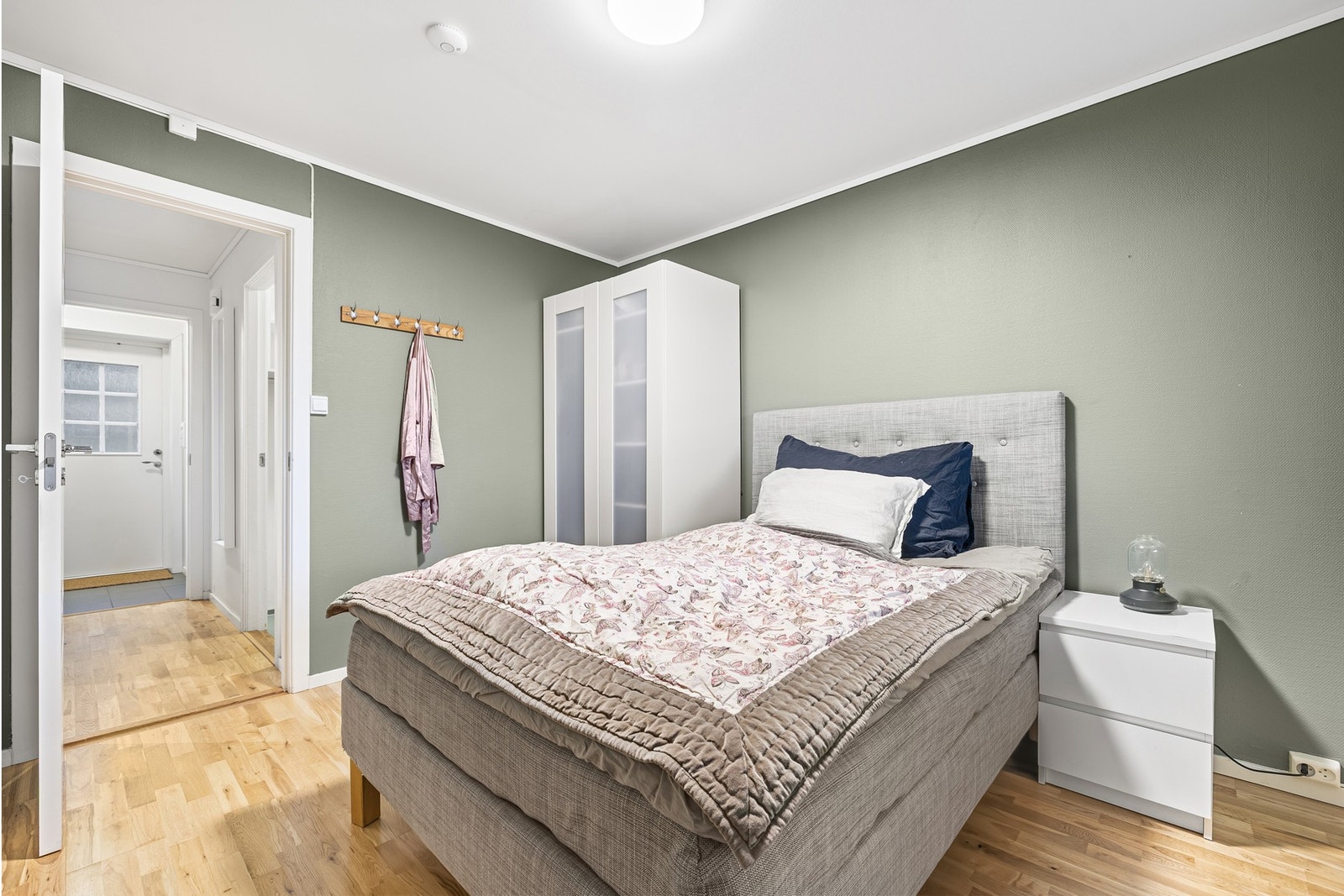 Soverommet er på 10 kvm og har god plass til dobbeltseng og garderobeskap. Galleribilde