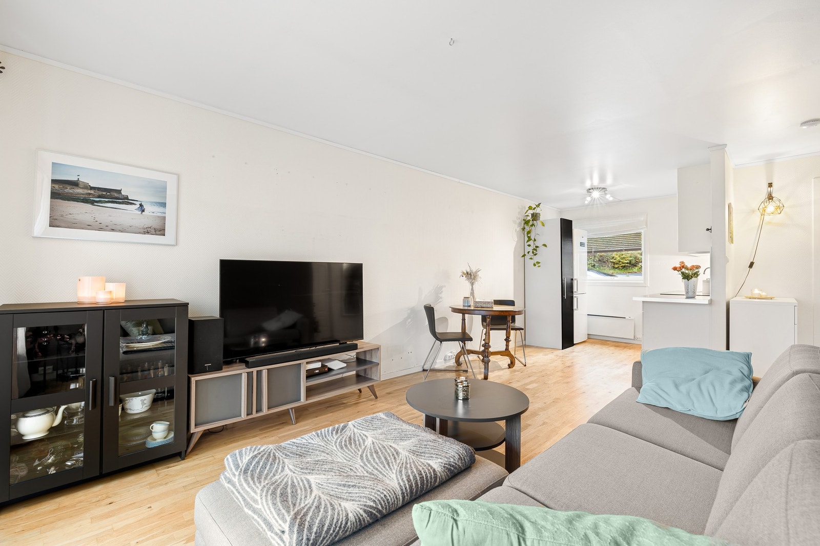 Det er god plass til sofaseksjon med tilhørende TV-møblement. Galleribilde