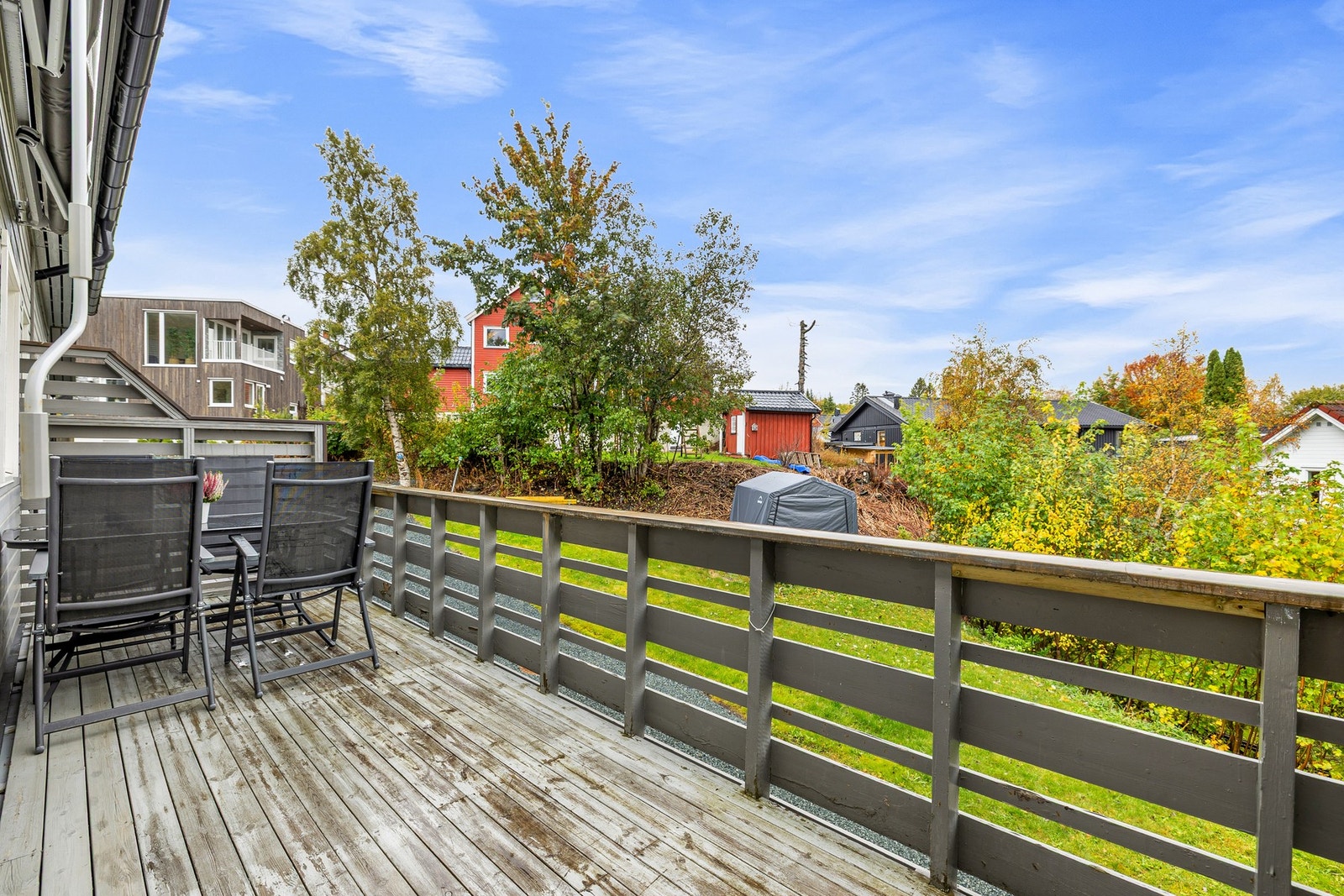 Balkongen er vendt mot frodige omgivelser. Galleribilde