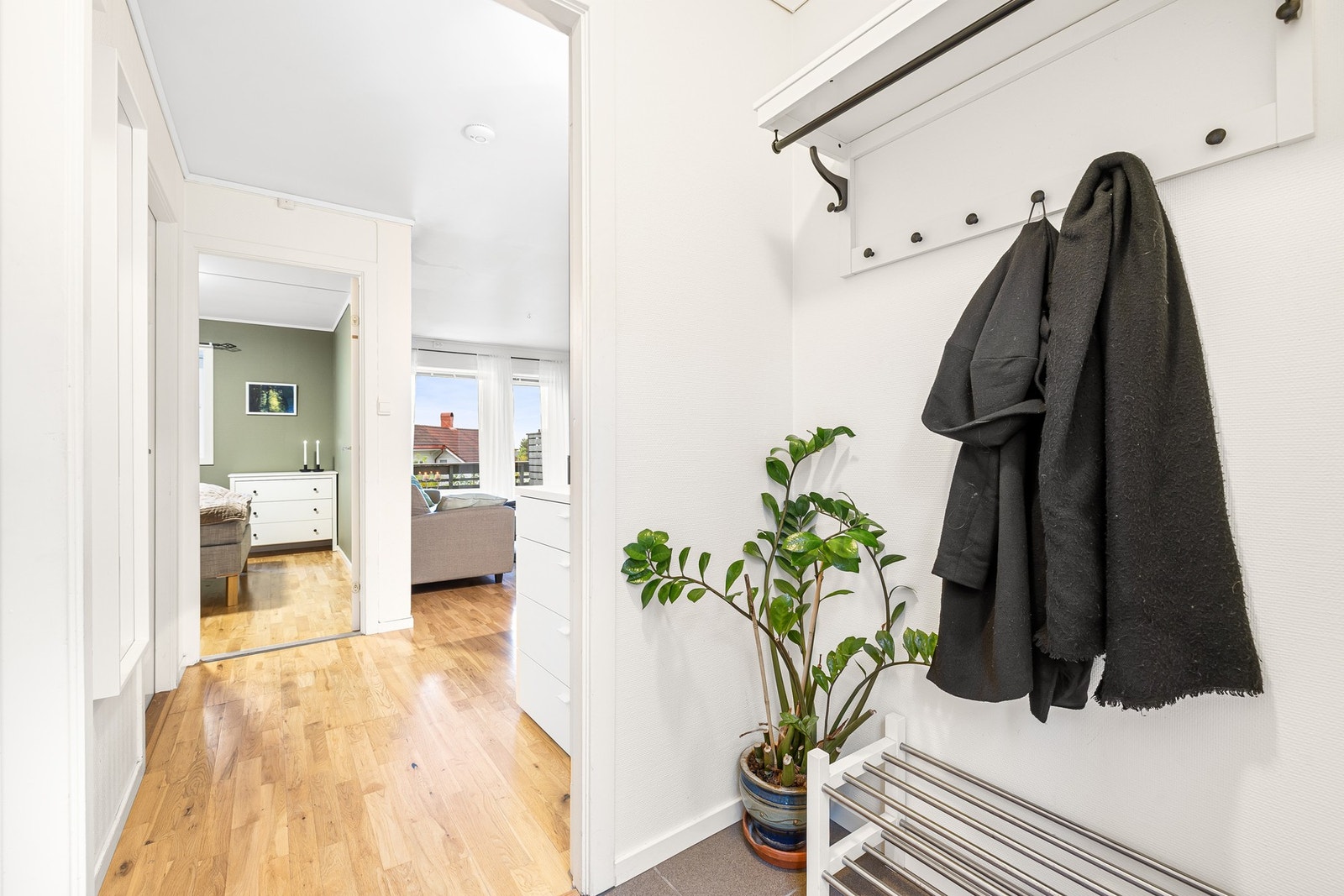 Entré på 1,9 kvm samt en liten gang med plass til oppbevaringsmøblement. Galleribilde