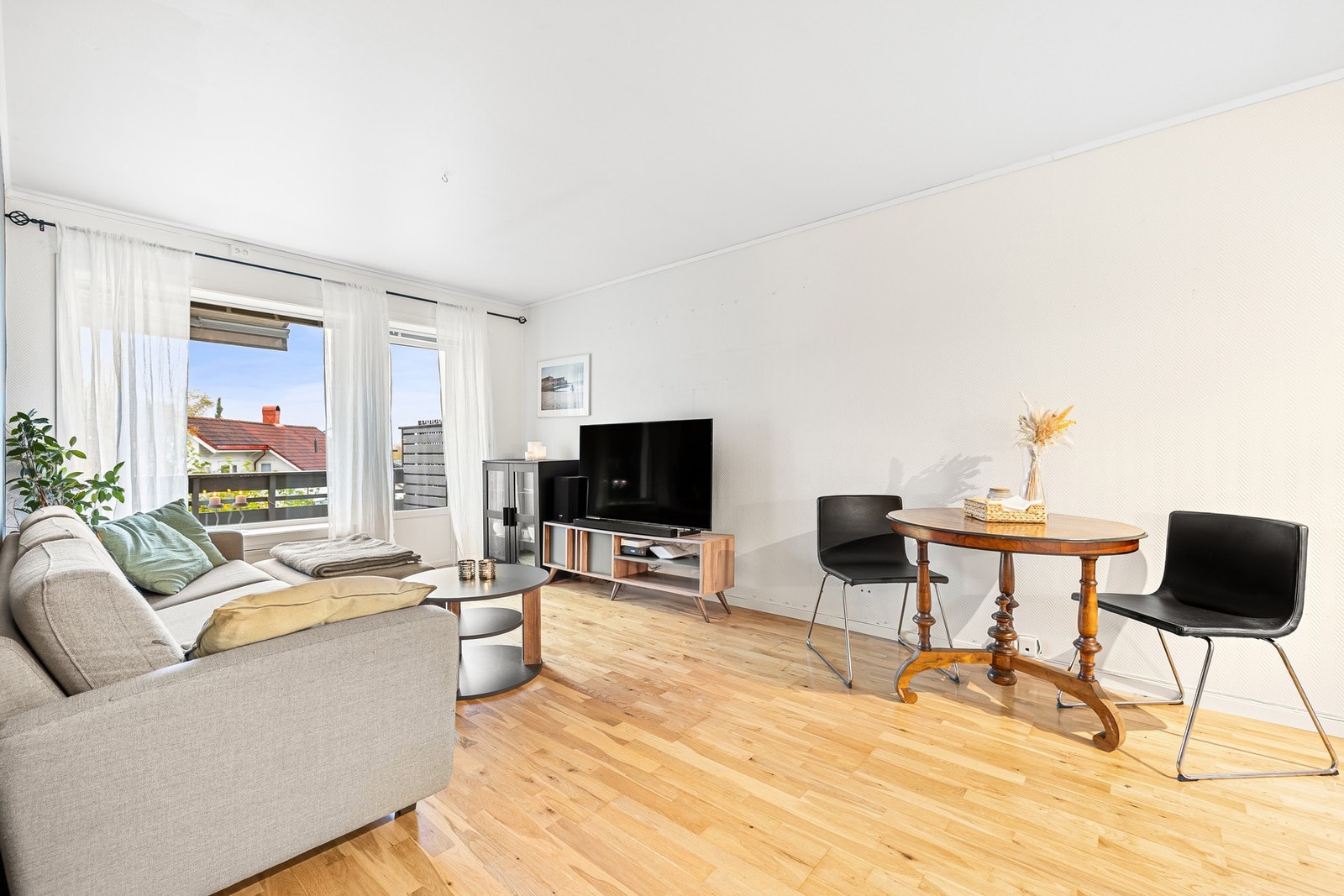 Åpen stue- og kjøkkenløsning på 21,7 kvm med god plass til å møblere i ulike soner. Galleribilde