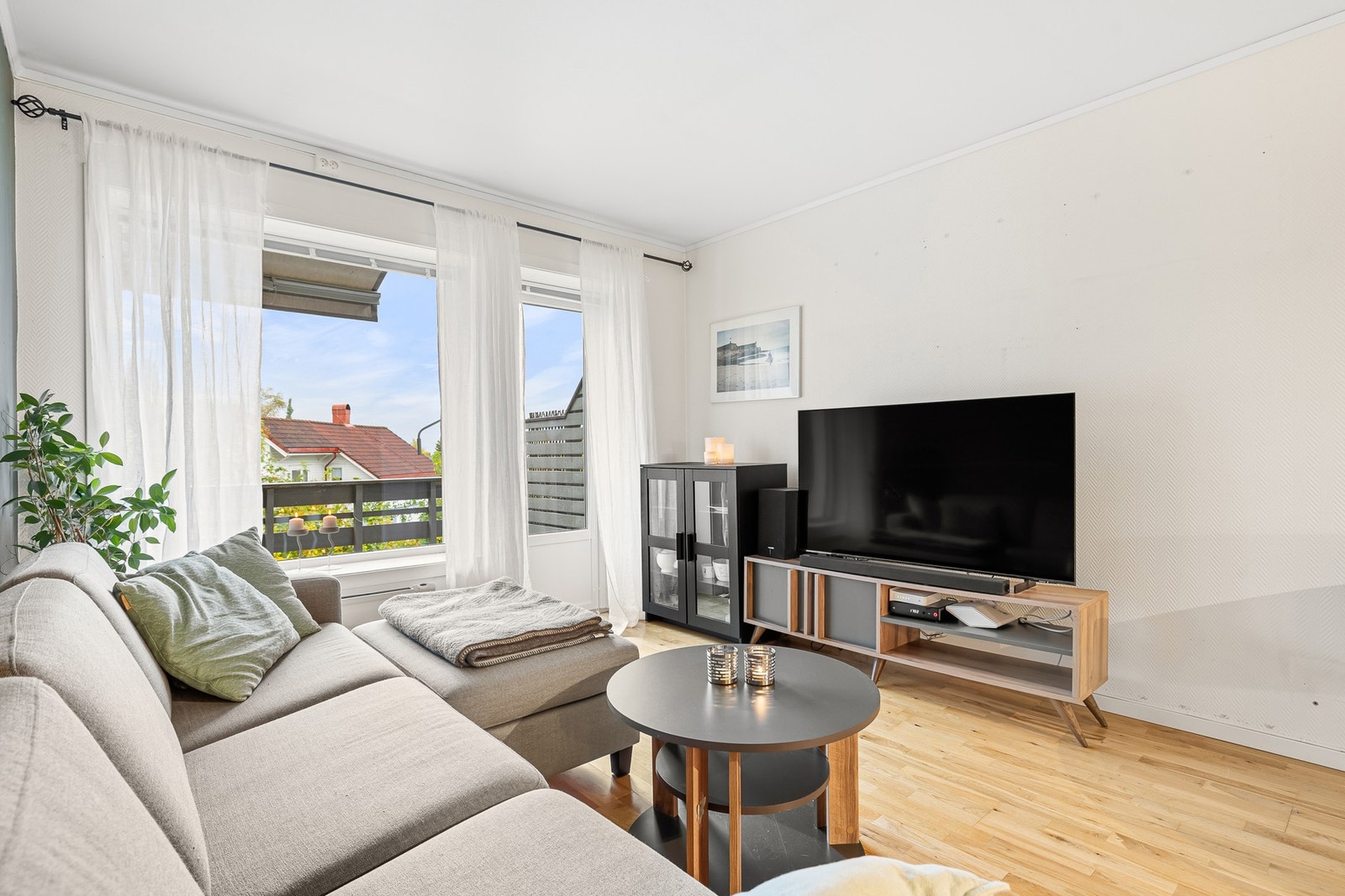 Fra stuen er det direkte utgang til leilighetens balkong. Galleribilde