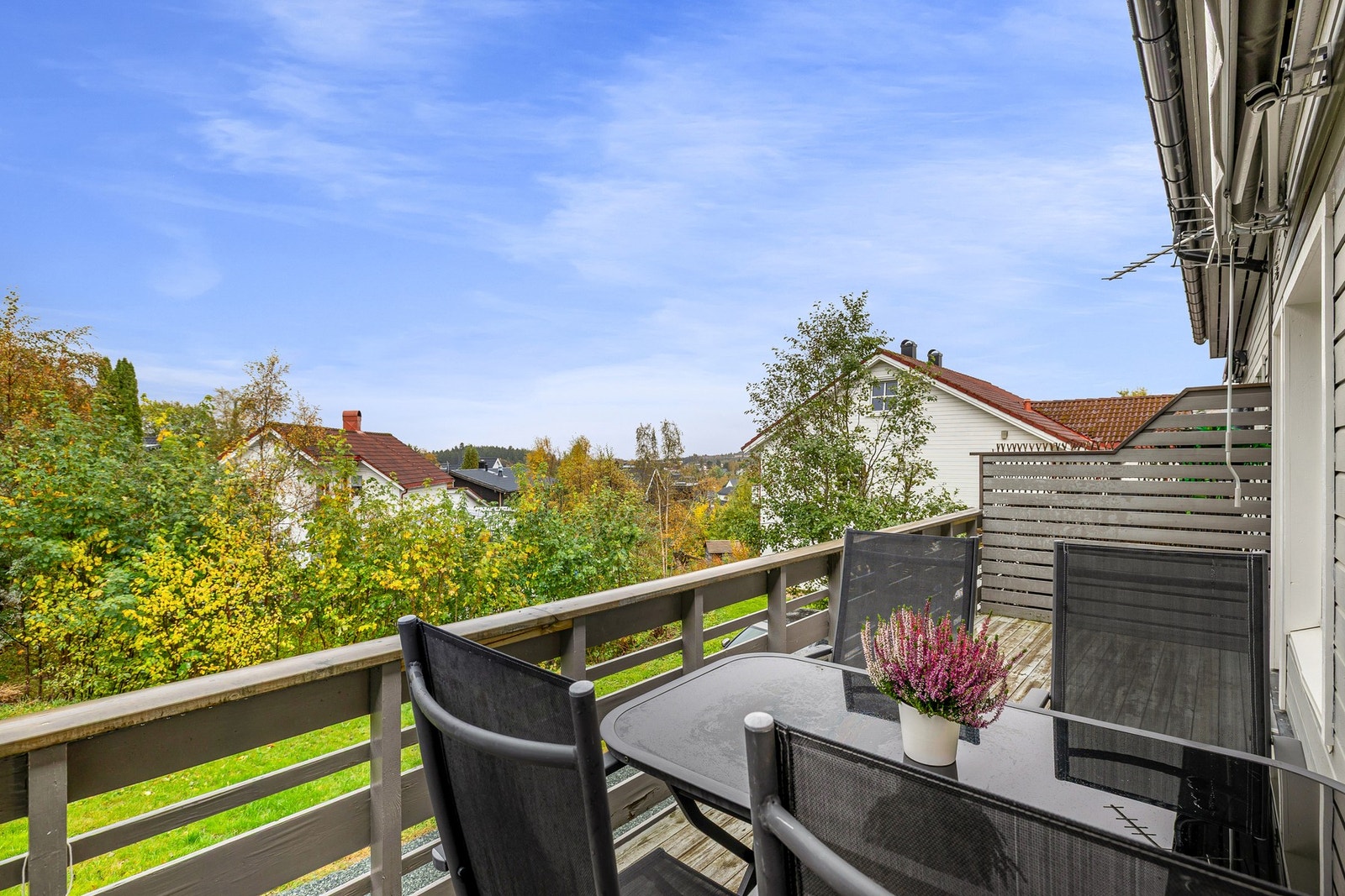 Balkongen er på hele 10,5 kvm og har god plass til sittegruppe og grill. Galleribilde