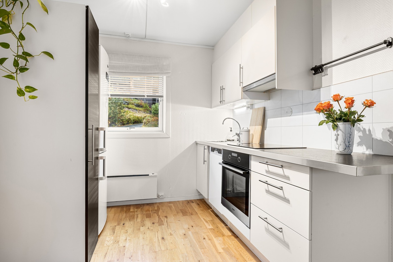 Praktisk kjøkken med god lagringskapasitet i skuffer og skap. Galleribilde