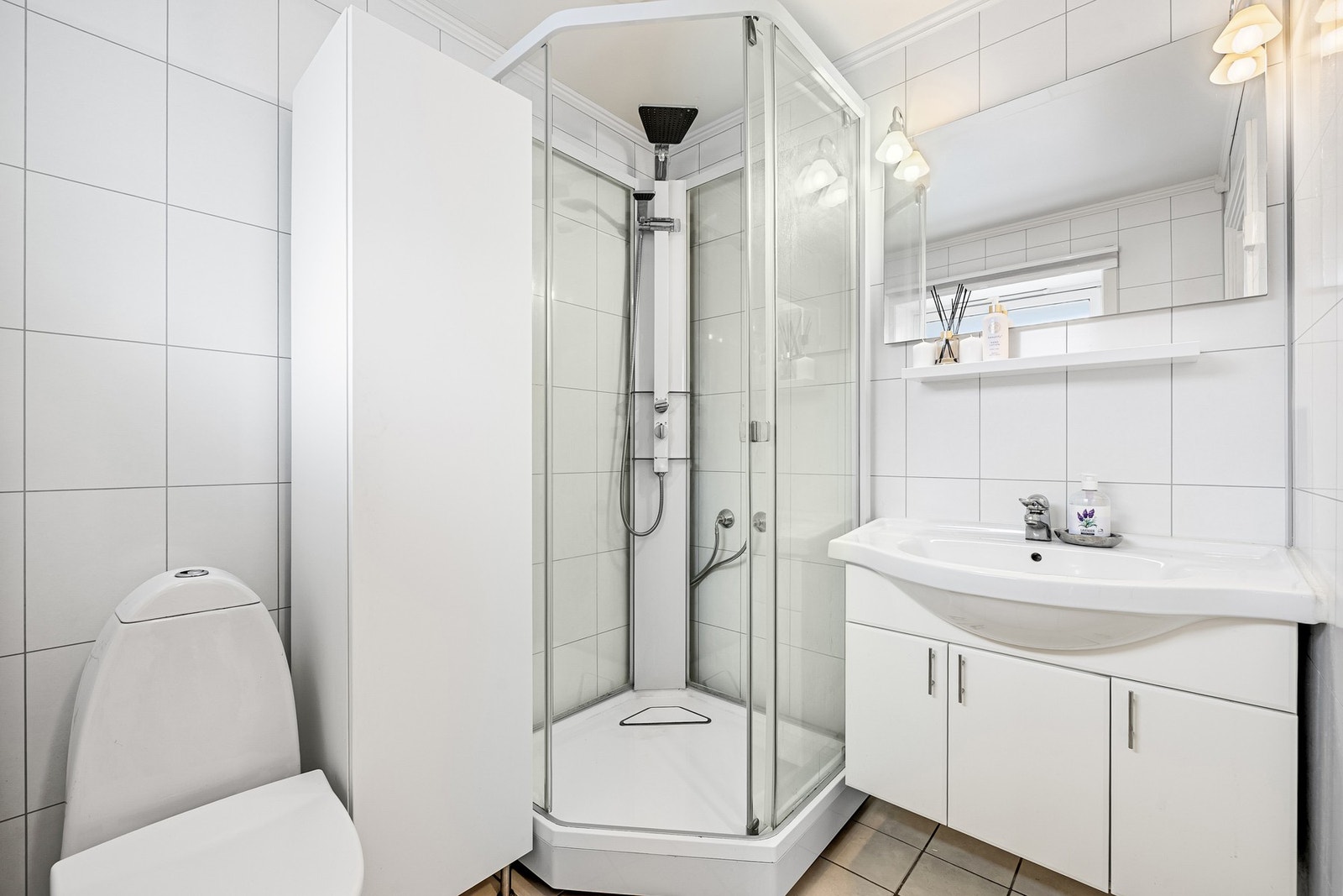 Bad på 3,4 kvm utstyrt med romslig baderomsinnredning, dusjkabinett og WC. Galleribilde