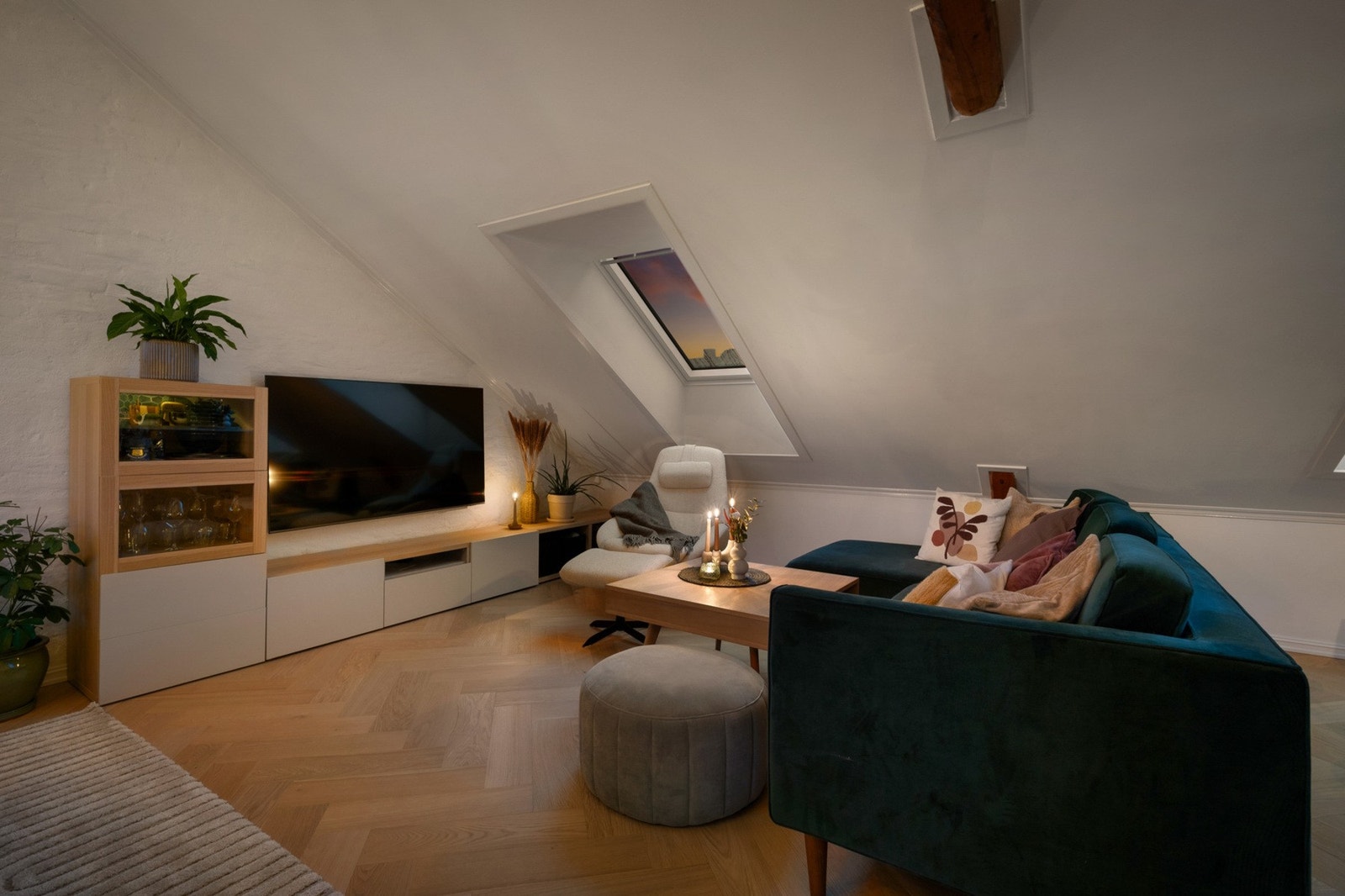 Stuen er malt i en tidsriktig farge og har flere vindusflater som sørger for godt med naturlig lysinnslipp. Galleribilde