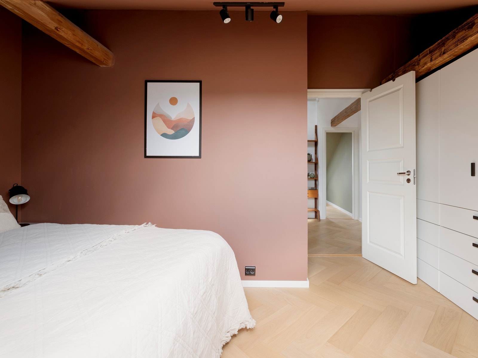 Rommet har store vindusflater som slipper inn godt med naturlig lys. Galleribilde