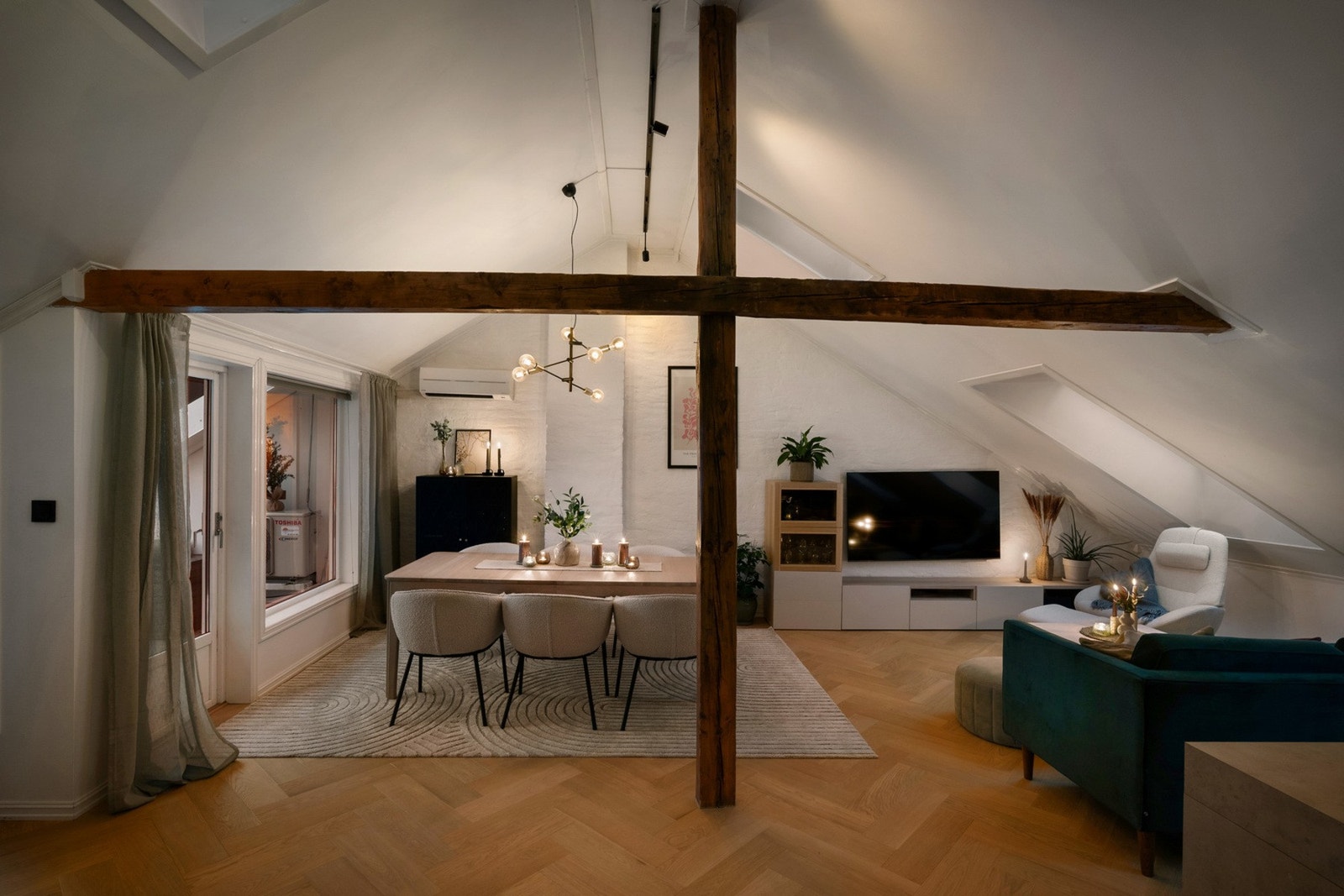 Flott fiskebensparkett som er i boligens øvrige rom. Galleribilde